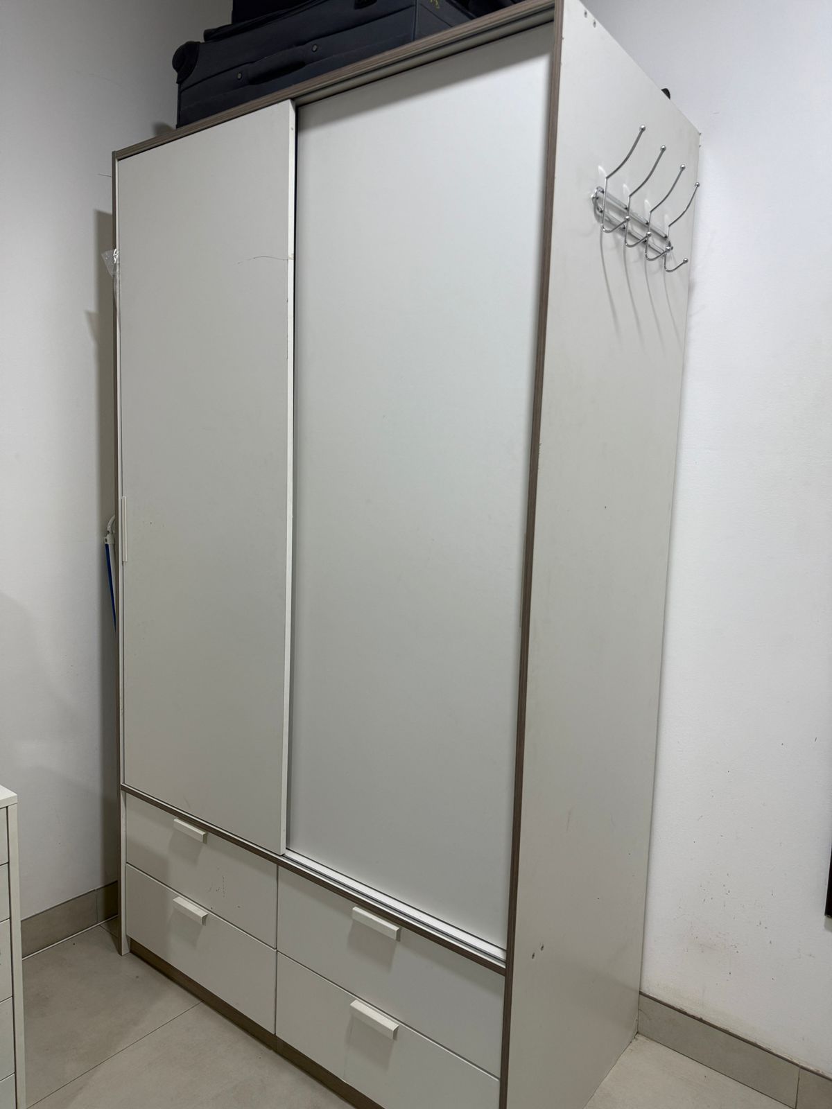 Modern Sliding Door Wardrobe – Good Condition & Detachable